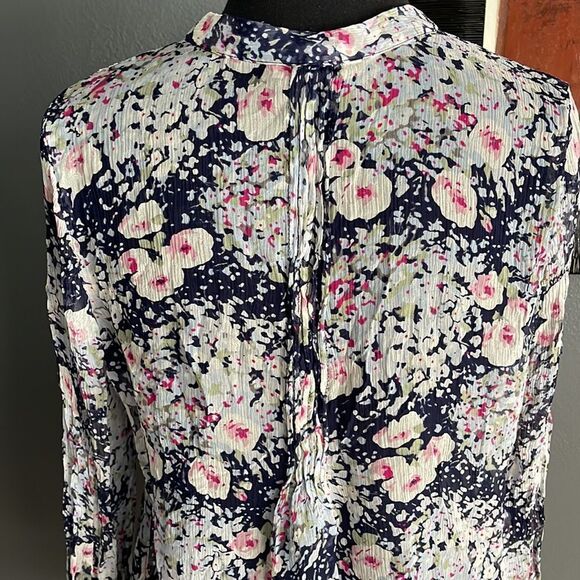 Joie navy floral 100% silk sheer button front pleated bodice/center back blouse - Picture 5 of 7